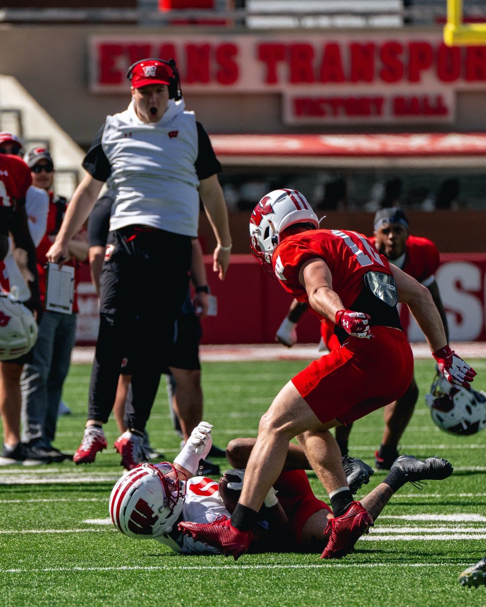 BadgerFootball's tweet photo. the moment 🤝 the reactions 😮 https://t.co/9R6JtJCLRA
