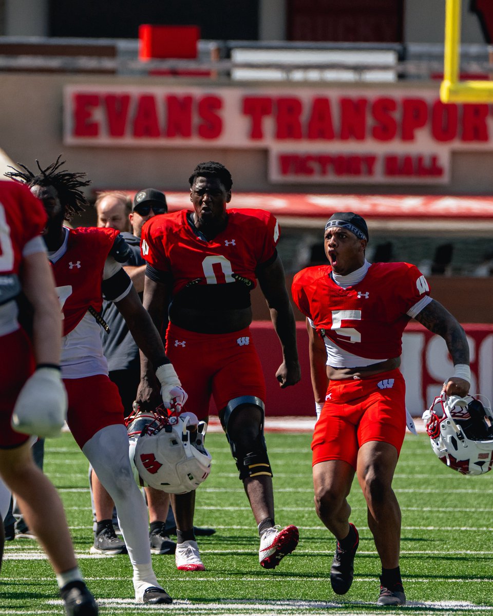 BadgerFootball's tweet photo. the moment 🤝 the reactions 😮 https://t.co/9R6JtJCLRA