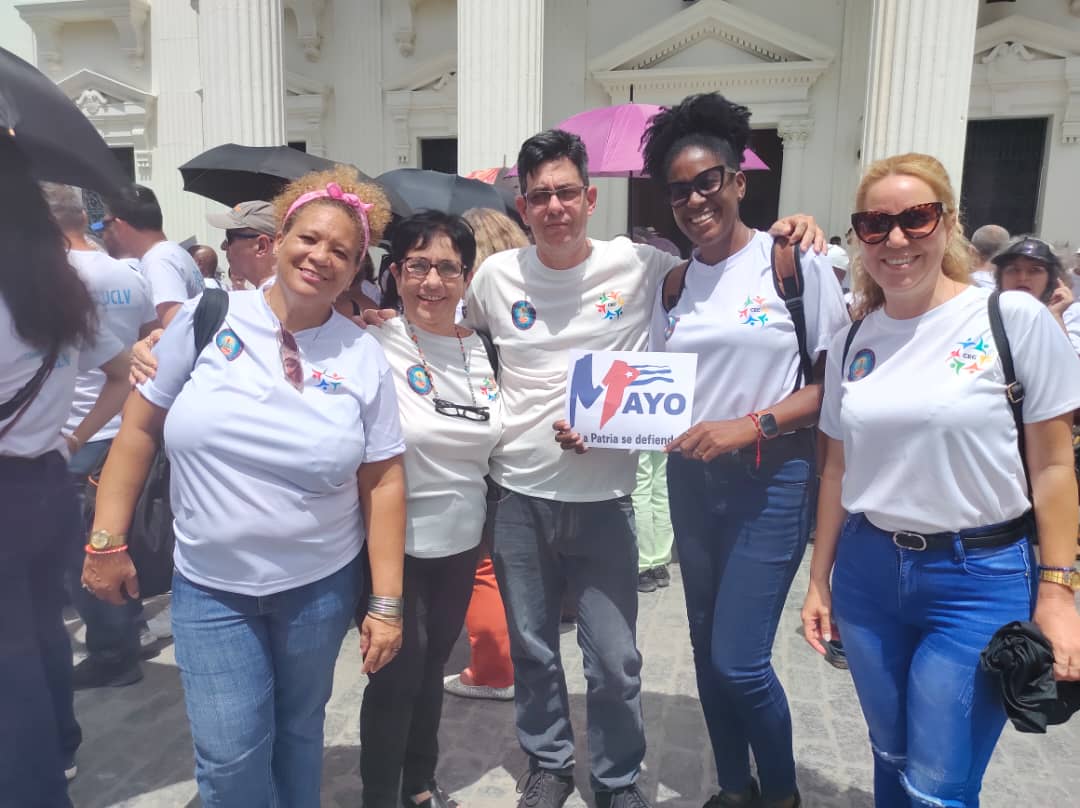 SocialesUCLV's tweet photo. Participan profesores de la Facultad de Ciencias Sociales en Plenaria por el 1ro de Mayo en el Parque Vidal y firman por la PATRIA
@YulierCampos 
@AleidaSuar2513 
@uclv https://t.co/a5BBcxtq60