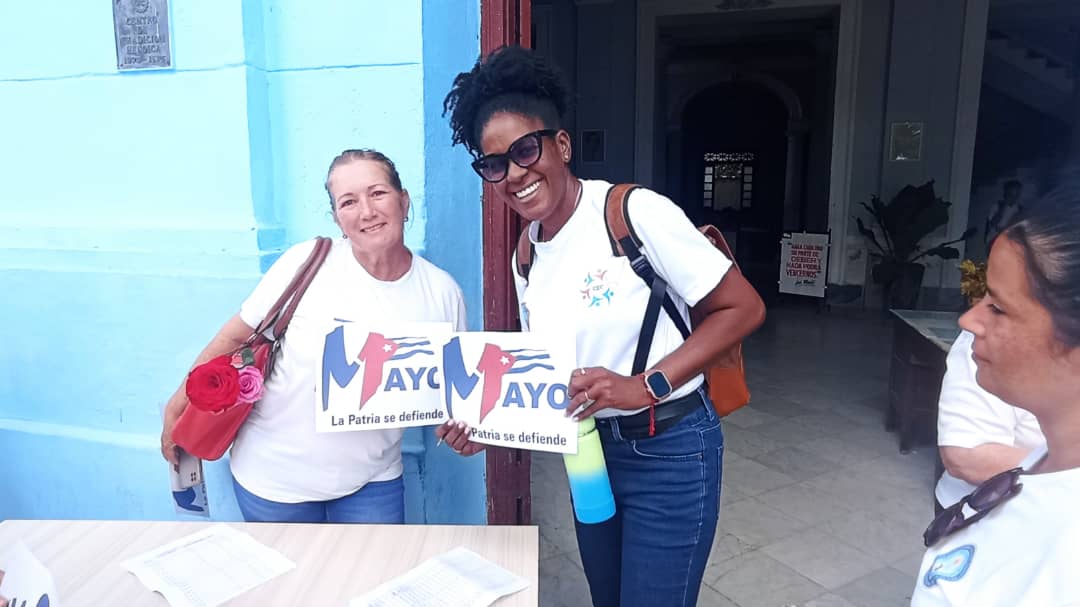 SocialesUCLV's tweet photo. Participan profesores de la Facultad de Ciencias Sociales en Plenaria por el 1ro de Mayo en el Parque Vidal y firman por la PATRIA
@YulierCampos 
@AleidaSuar2513 
@uclv https://t.co/a5BBcxtq60