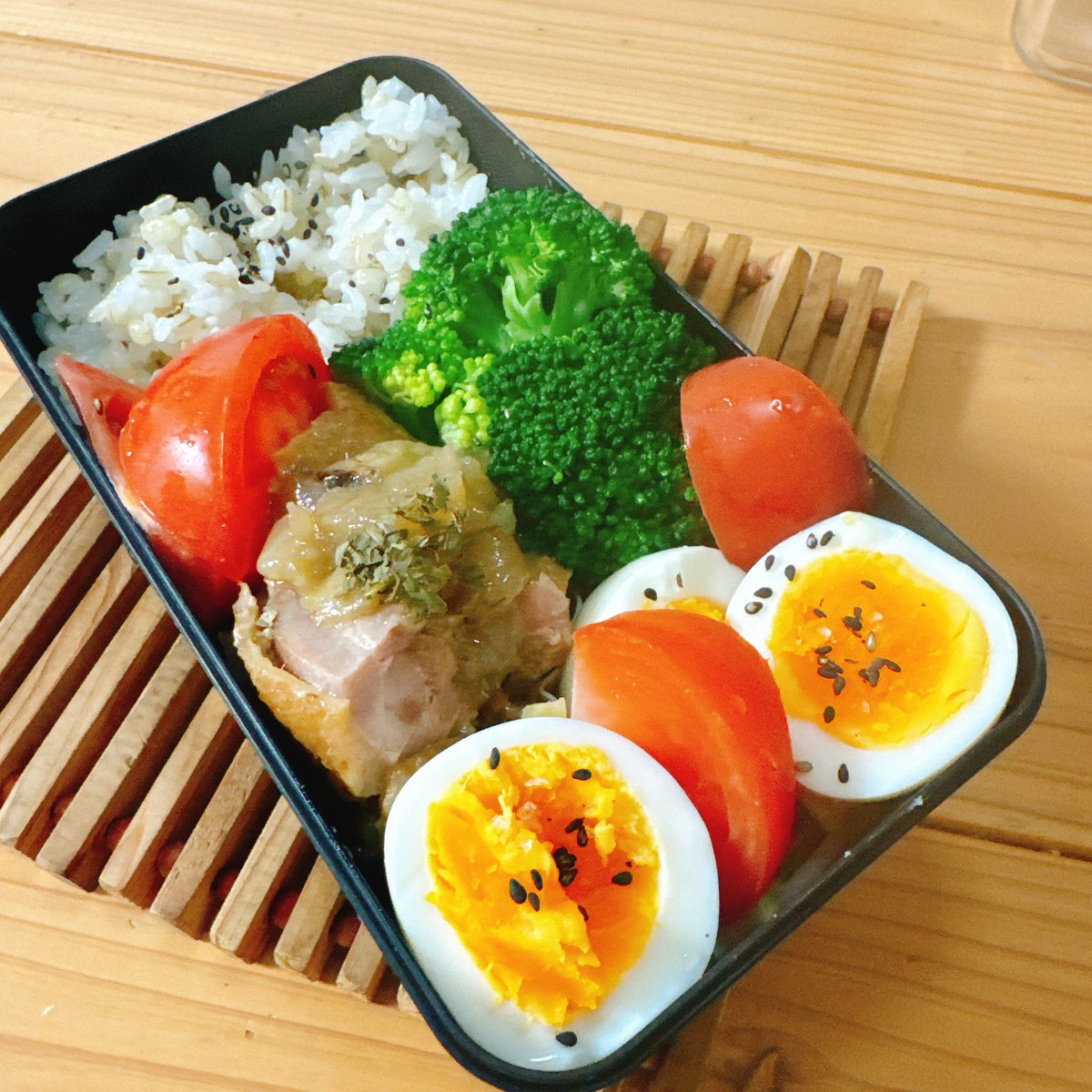 おはようございます(っ﹏-๑)
冷凍しといたごはん
昨日切っておいたキャベツ(隠れてる)
昨日茹でた🥦
昨日切っておいた🍅
作り置きのお惣菜
今朝茹でた🥚‼️

やる気ないなりにお弁当作ったらこんなもんよねw🤣