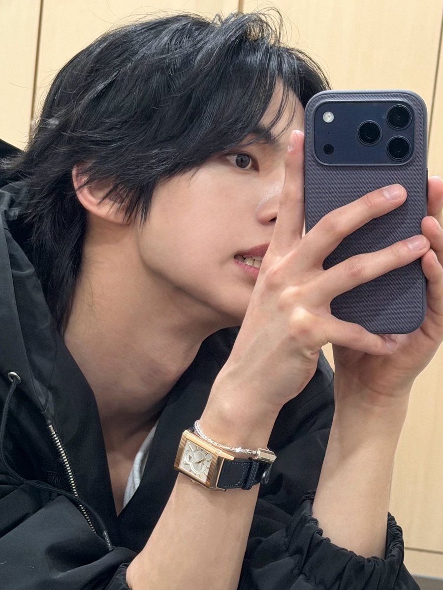 twsoutfit's tweet photo. 260423 #도훈

[CELINE]
윈드브레이커 - 나일론
₩3,700,000
🔗https://t.co/UqNMvstGOx

[JAEGER-LECOULTRE]
리베르소 트리뷰트
₩42,000,000
🔗https://t.co/hVzd9Mch36

#김도훈 #DOHOON #ドフン
#TWS #투어스 https://t.co/nx4kiOmg61
