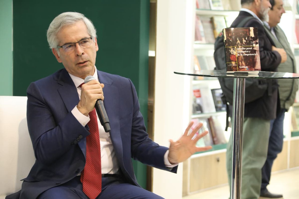 derechopenalUEC's tweet photo. 📚⚖️ En el marco de la FILBo, la Universidad Externado de Colombia presentó el libro Derecho penal económico y de la competencia del profesor Jorge Fernando Perdomo Torres (@JFPerdomoTorres) . Una obra que analiza las relaciones entre el derecho penal y la actividad empresarial, y propone un modelo moderno de imputación en el ámbito económico.
⚖️ El rector Hernando Parra Nieto (@HernandoParraN), Yesid Reyes y Jorge Perdomo protagonizaron una mesa redonda en torno al lanzamiento de "Derecho penal económico y de la competencia". Una conversación esencial para entender hacia dónde va la justicia penal en el mundo económico contemporáneo📖

🔗 https://t.co/P30SFFNeSD

#FILBo #DerechoPenal #DerechoEconómico #InvestigaciónJurídica #Externado