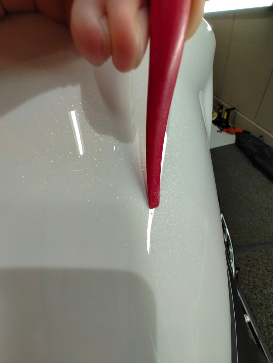3dfitjp's tweet photo. 油断した！
塗装ブツ、、、左側PPF貼ってから気がついた。まさかクレーム交換後の新品タンクがこれとは。ホントもう信用できない。
#honda
#cb1300sf
#ppf https://t.co/sOj8lQvTeQ