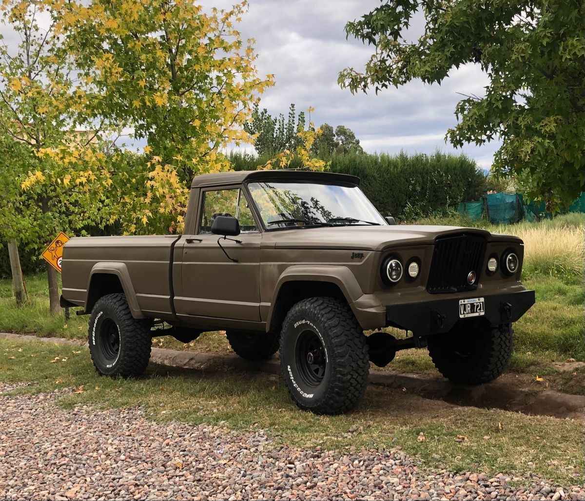 HappyMotorhead's tweet image. KEEP IT or SELL IT? 

Jeep Gladiator — the full-size pickup built 1962–1988. Classic, rugged styling and 4x4 roots give growing collector appeal; weigh condition, originality, rust, and restoration costs before deciding. 

#Jeep #ClassicCars