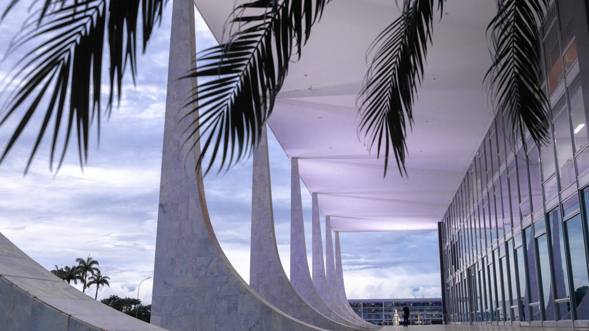 ⚖️ STF valida restrições à compra de terras por empresas brasileiras controladas por estrangeiros. Para a Corte, limitações a empresas com capital estrangeiro levam em conta a proteção da soberania nacional: bit.ly/compra-terra-e…

#PraTodosVerem: contém descrição da imagem