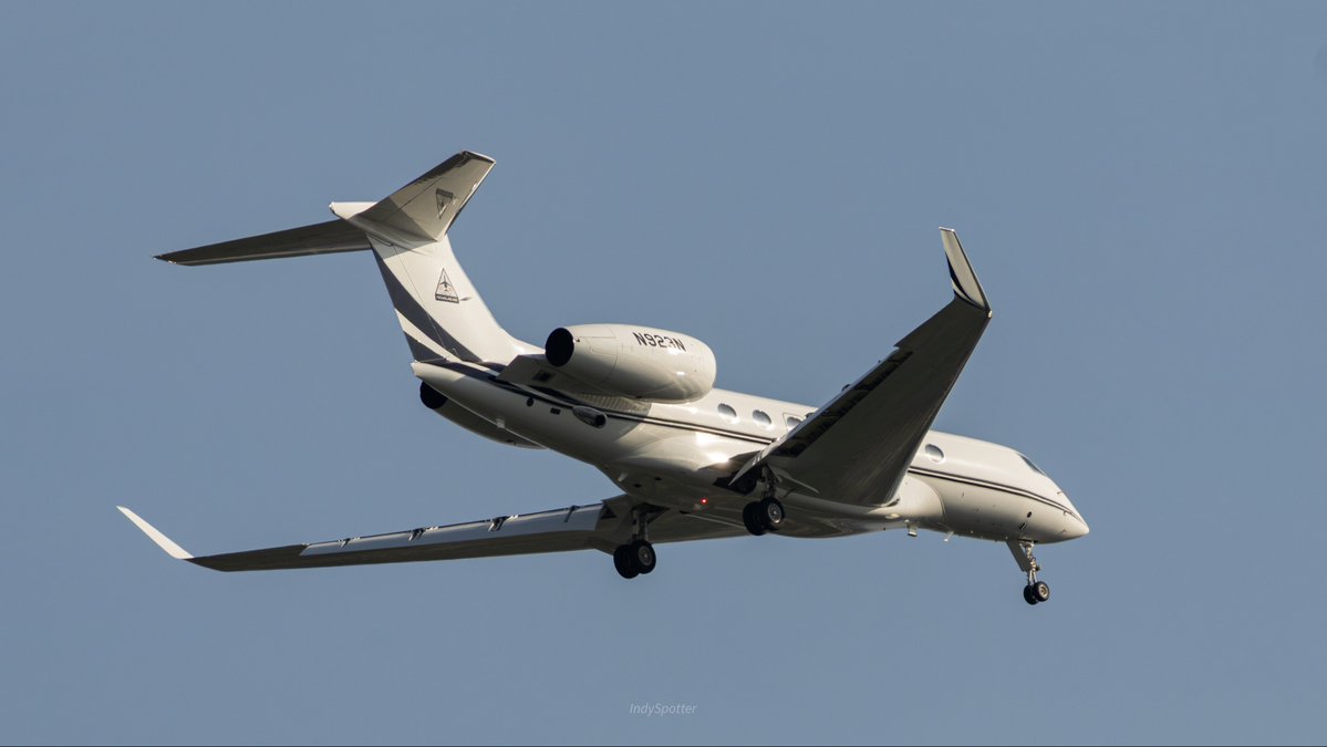 Huge shoutout to <a href="/CaptainErik13/">Erik</a> for the heads up he was flying into IND this evening. Looking good in the G600. 😎