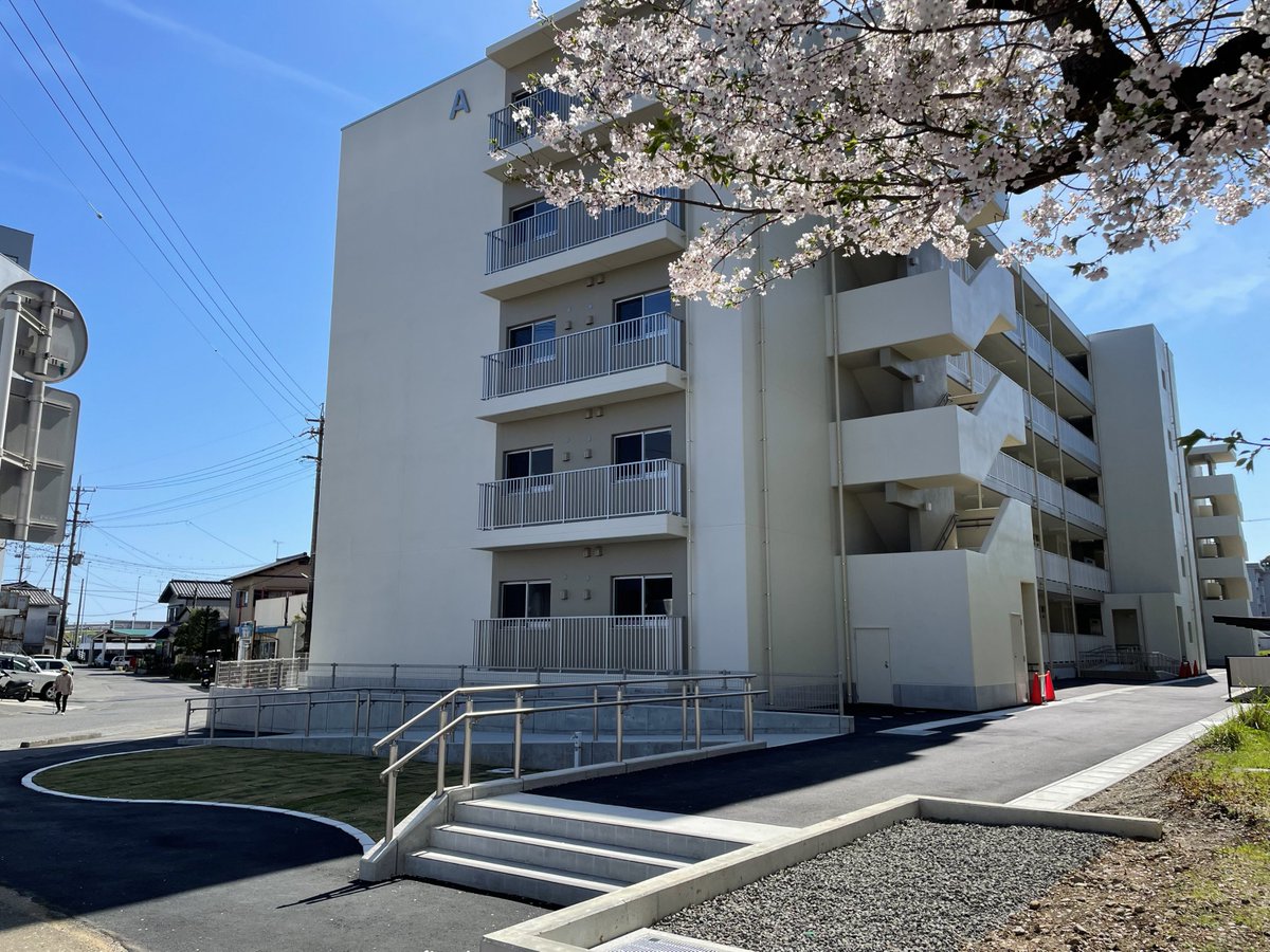 shiprefkenchiku's tweet photo. 静岡土木事務所建築住宅課の吉澤です！

県営住宅興津団地の建て替えが完了しました！

古くなった建物を新しくするだけでなく、今の時代に合った暮らしの形を再構築する。これこそが県の建築職ならではの醍醐味です。

あなたの設計・監理の力が、街の新しい風景になります！

#静岡県 #建築 #公務員 https://t.co/sXqRqhyhem