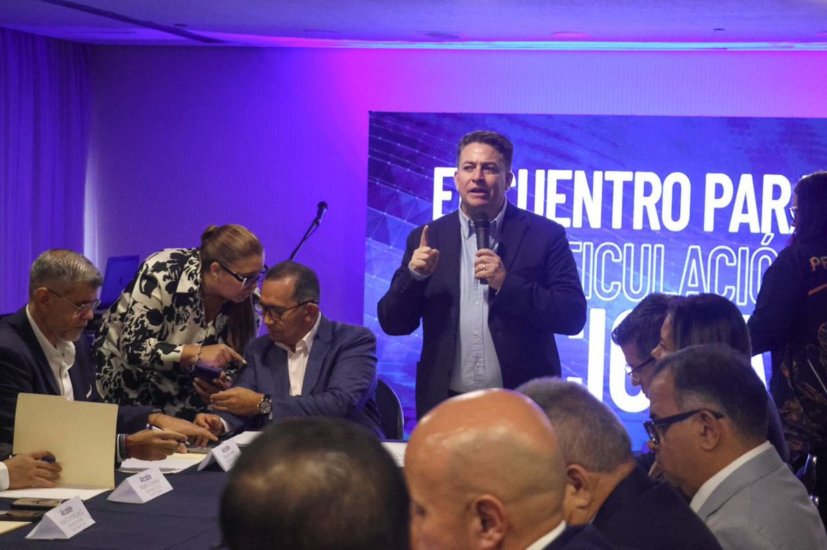 EnverConde's tweet photo. El alcalde de #Chacao, @duquegustavoS y el gobernador de #Cojedes, presentaron una coalición denominada “La Fuerza de los Votos”, para promover la transición política en #Venezuela 🇻🇪

Esta fusión agrupa a más de 200 autoridades del país. https://t.co/u9EUma1c6h