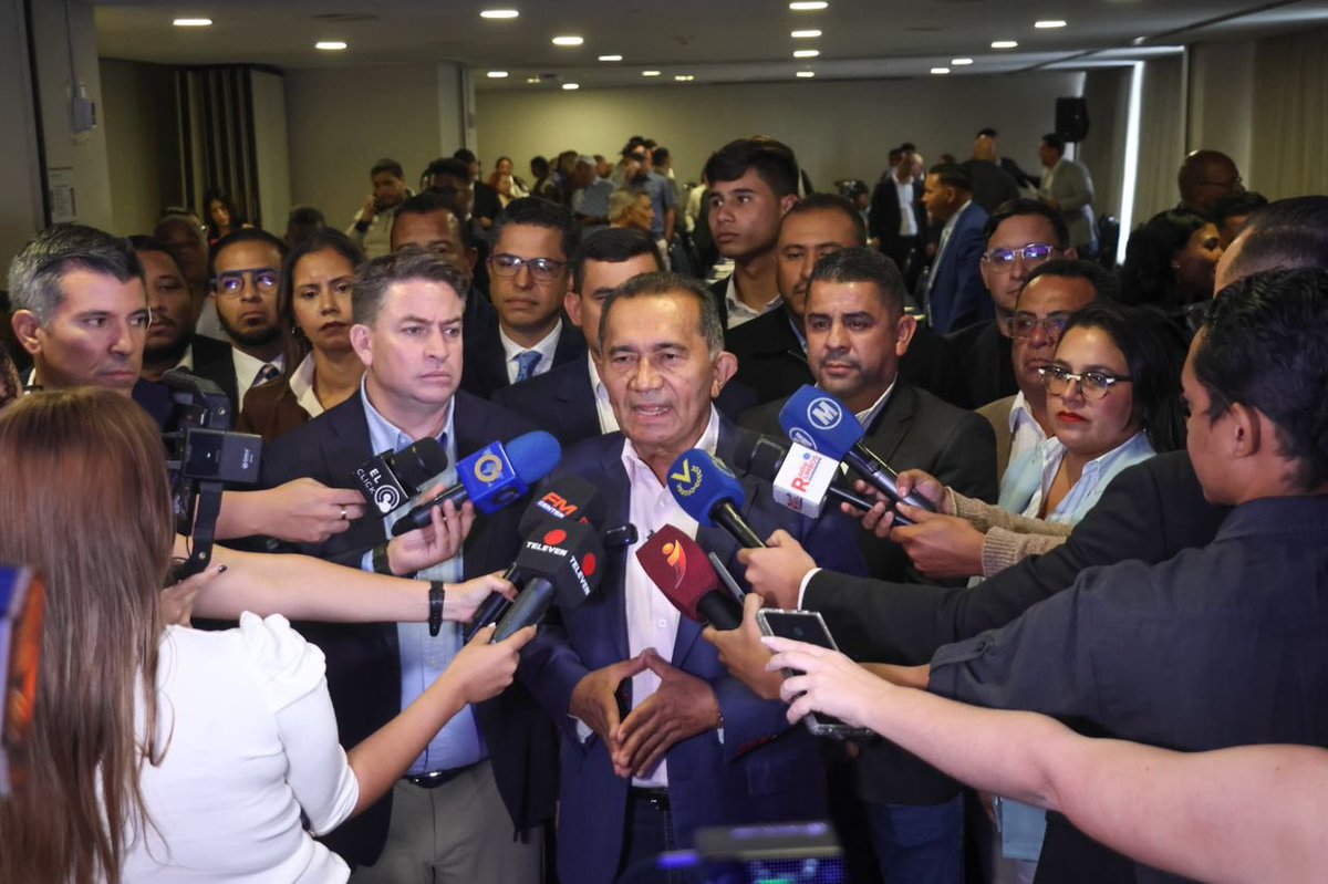 EnverConde's tweet photo. El alcalde de #Chacao, @duquegustavoS y el gobernador de #Cojedes, presentaron una coalición denominada “La Fuerza de los Votos”, para promover la transición política en #Venezuela 🇻🇪

Esta fusión agrupa a más de 200 autoridades del país. https://t.co/u9EUma1c6h