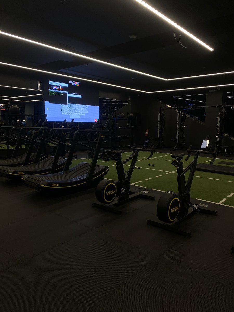 E6llt's tweet photo. Back to the gym . https://t.co/vxaEC5NfuM