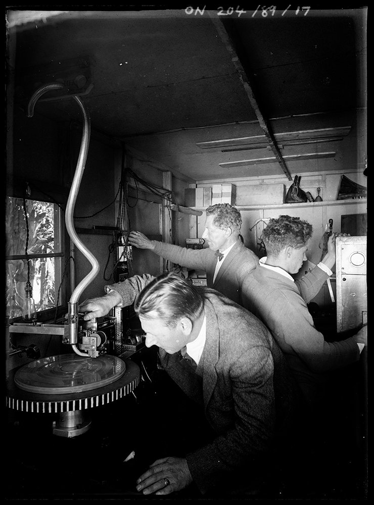 Geoffmuse's tweet photo. Recording aviator Amy Johnson - born #OTD 1 July 1903- after her record breaking London to Australia flight, Sydney, 1930. Uploaded to #Flickrcommons by @StateLibraryNSW https://t.co/WhyKee8DUo https://t.co/4hW3iGE9hp