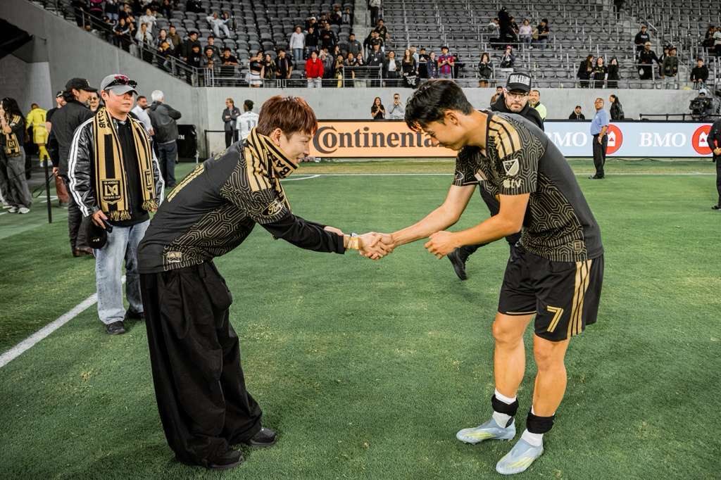 Black &amp; Gold family 🖤💛

#LAFC #ATEEZ #Hongjoong #SonHeungMin #Bumjoong #bmostadium