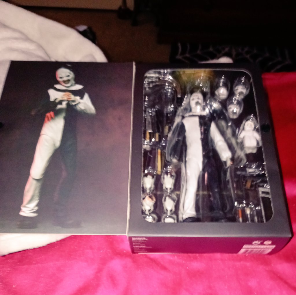 queenbludxx's tweet image. New stuff.... 🩸🤡 #terrifier #horrorfans I'm not taking him out even though I wanna try the different attachments #horrorcollector