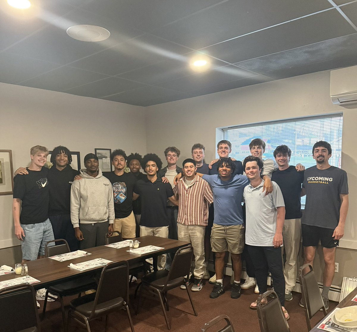LycomingHoops's tweet photo. Final team dinner! A great way to finish off the year and recap the season. A huge thank you to all the supporters and staff that helped us throughout the year. Another big thank you to The Villa in Williamsport for having us and the great food! https://t.co/p0N0QFVxcd