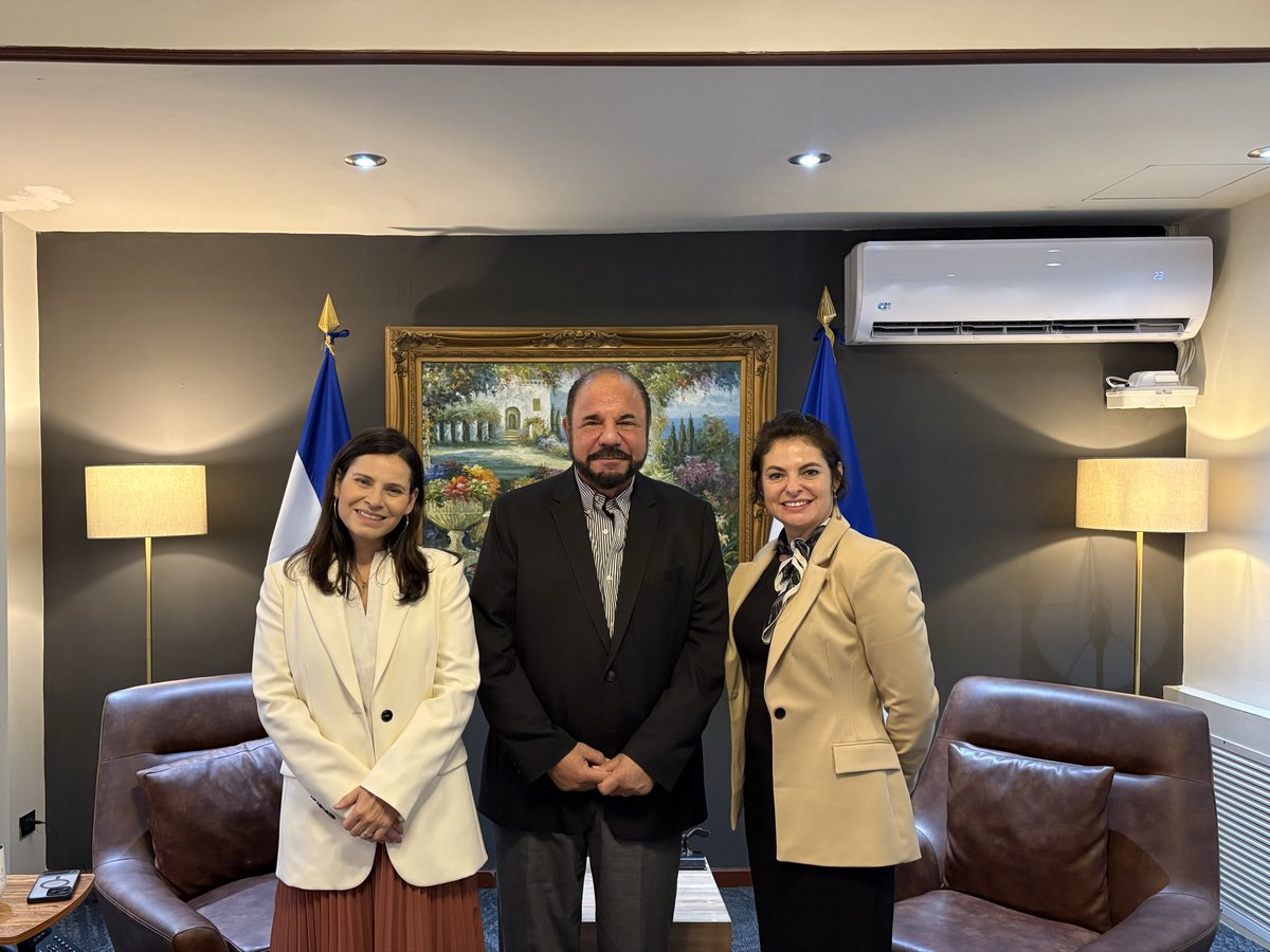 SComercioSV's tweet photo. Este día el secretario de comercio e inversiones @MiguelKattan1 recibió a Lena Savelli, directora regional del programa mundial de alimentos @WFP_es . la reunión tuvo como objetico el explorar nuevas oportunidades de cooperación. A través del trabajo articulado con las diferentes instituciones del estado se puede llegar a fortalecer los temas agrícola  y alimentario en el país.