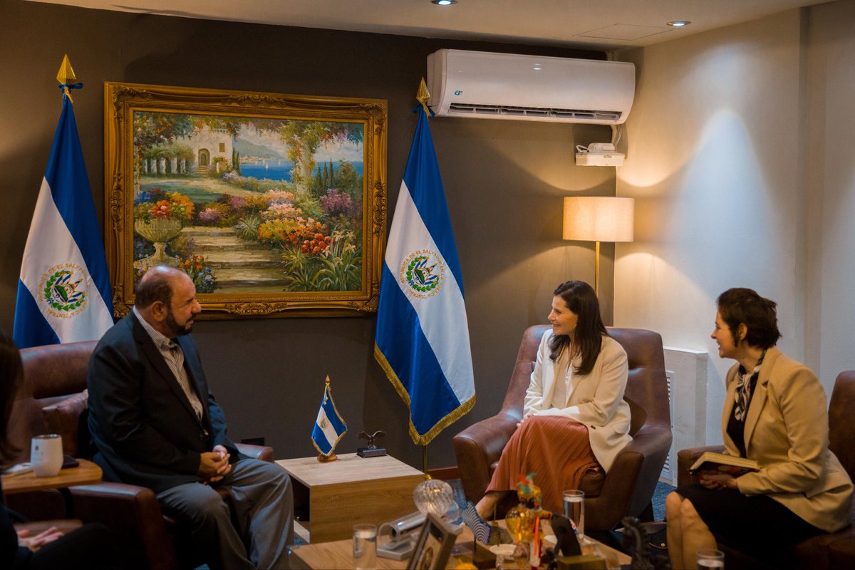 SComercioSV's tweet photo. Este día el secretario de comercio e inversiones @MiguelKattan1 recibió a Lena Savelli, directora regional del programa mundial de alimentos @WFP_es . la reunión tuvo como objetico el explorar nuevas oportunidades de cooperación. A través del trabajo articulado con las diferentes instituciones del estado se puede llegar a fortalecer los temas agrícola  y alimentario en el país.