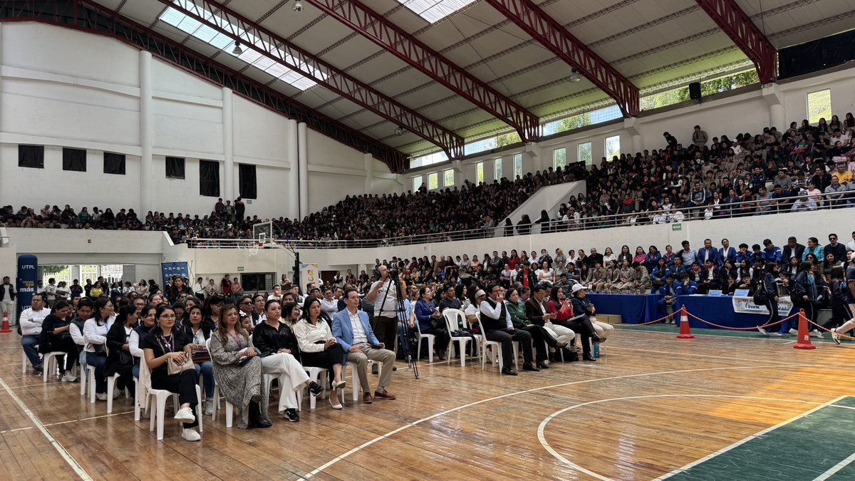 EducacionZ7_Ec's tweet photo. [LOJA] 🤖🎉 El festival de cierre de “Escuelas que me Inspiran” destacó el talento y creatividad de docentes y estudiantes, mediante videos documentales, activaciones y premiaciones que inspiraron a toda la comunidad educativa.🏆🥇

#ElNuevoEcuador 🇪🇨 https://t.co/14hlut1TmN