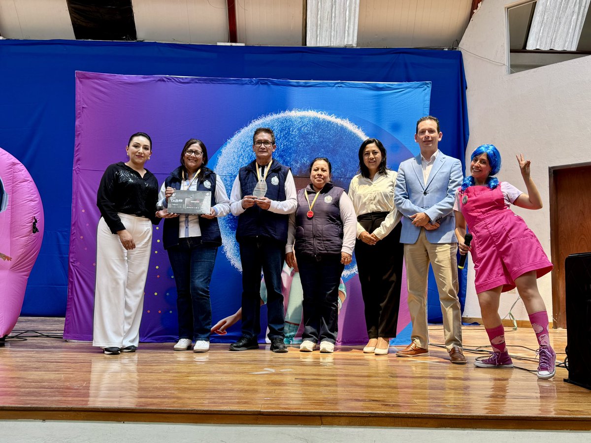 EducacionZ7_Ec's tweet photo. [LOJA] 🤖🎉 El festival de cierre de “Escuelas que me Inspiran” destacó el talento y creatividad de docentes y estudiantes, mediante videos documentales, activaciones y premiaciones que inspiraron a toda la comunidad educativa.🏆🥇

#ElNuevoEcuador 🇪🇨 https://t.co/14hlut1TmN