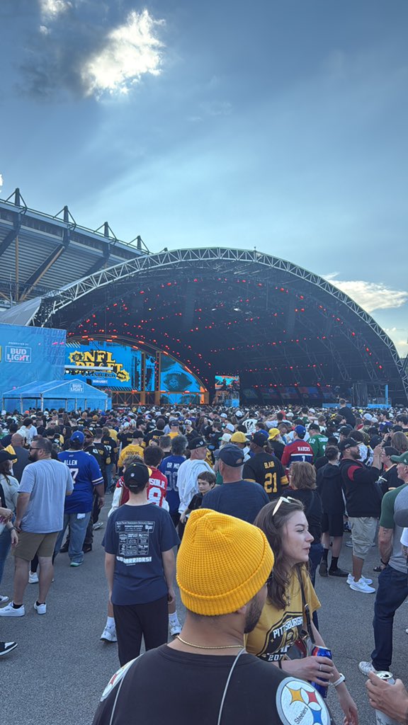Bert_Ape's tweet image. Draft day baby! #HereWeGo