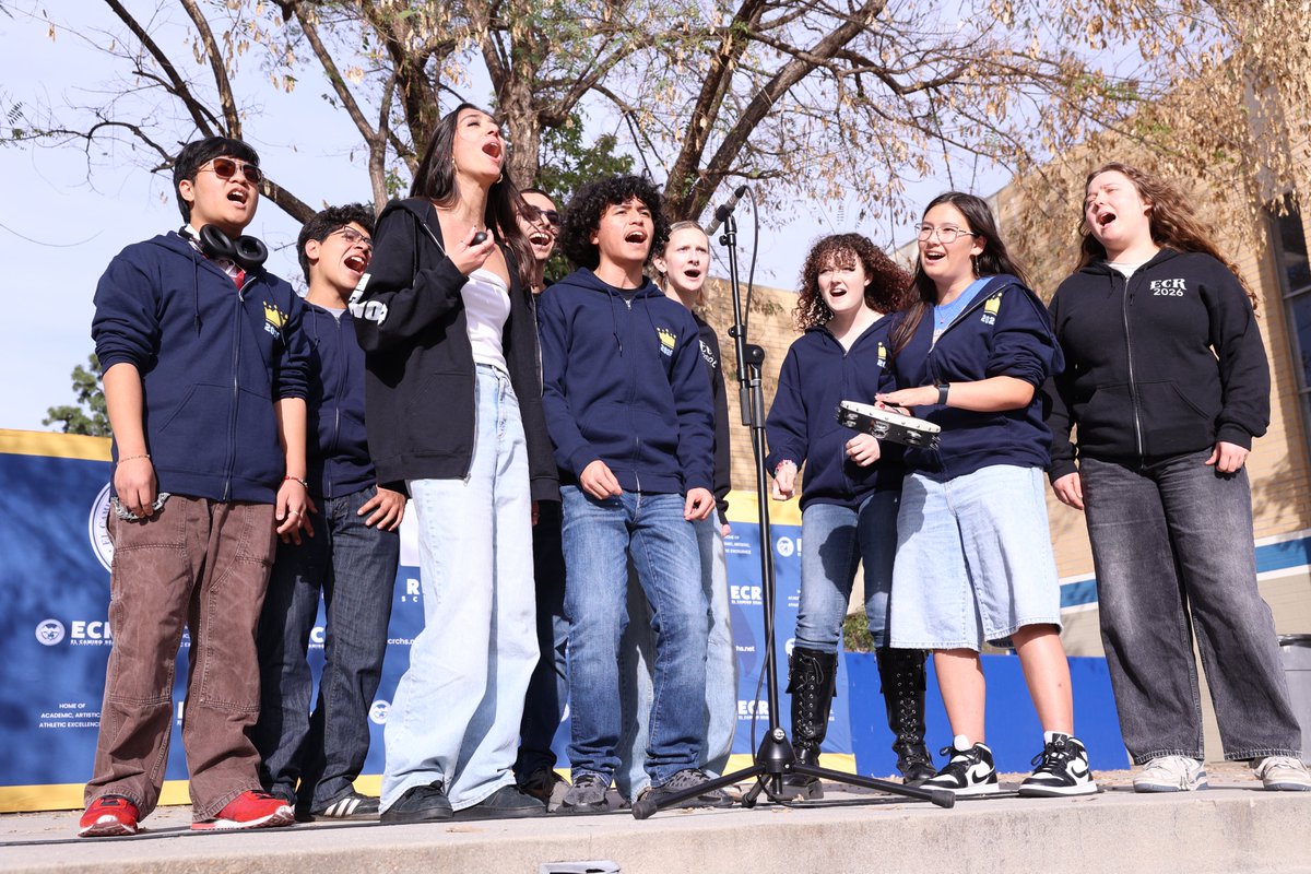 ECRCHS's tweet photo. #ThrowbackThursday to our Royal Showcase Open House, where families toured campus, met teachers, and saw firsthand the opportunities waiting for future Royals.

We loved welcoming our community. 💙

Until next time, Go Royals! 🐻

#WeAreECR | #GoRoyals | #OpenHouse | #StudentSuccess | #ThrowbackThursday