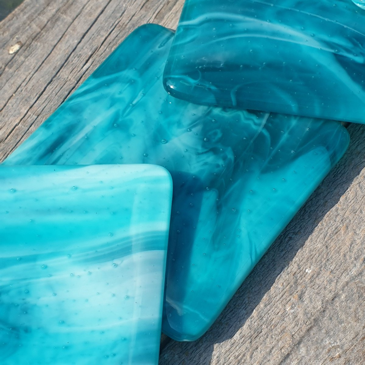 Samphireglass's tweet image. Love the colours and swirls within these unique peacock green and blue peacock glass. Lovely swirls and streaks. Perfect to rest a cuppa on. 

#handmade #giftideas #etsy

samphireglass.etsy.com/listing/1508...
