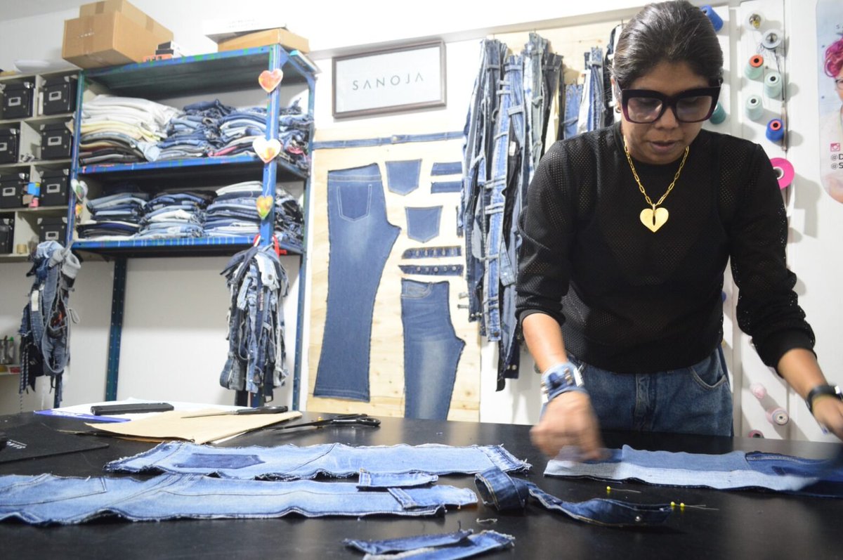 ReporteYa's tweet image. #23Abr #Zulia #Ambiente
En Maracaibo, el taller Sanoja impulsa una campaña de recolección de jeans usados para transformarlos en nuevas prendas, promoviendo la moda sustentable y el ahorro de agua en la industria textil. – @laverdadweb