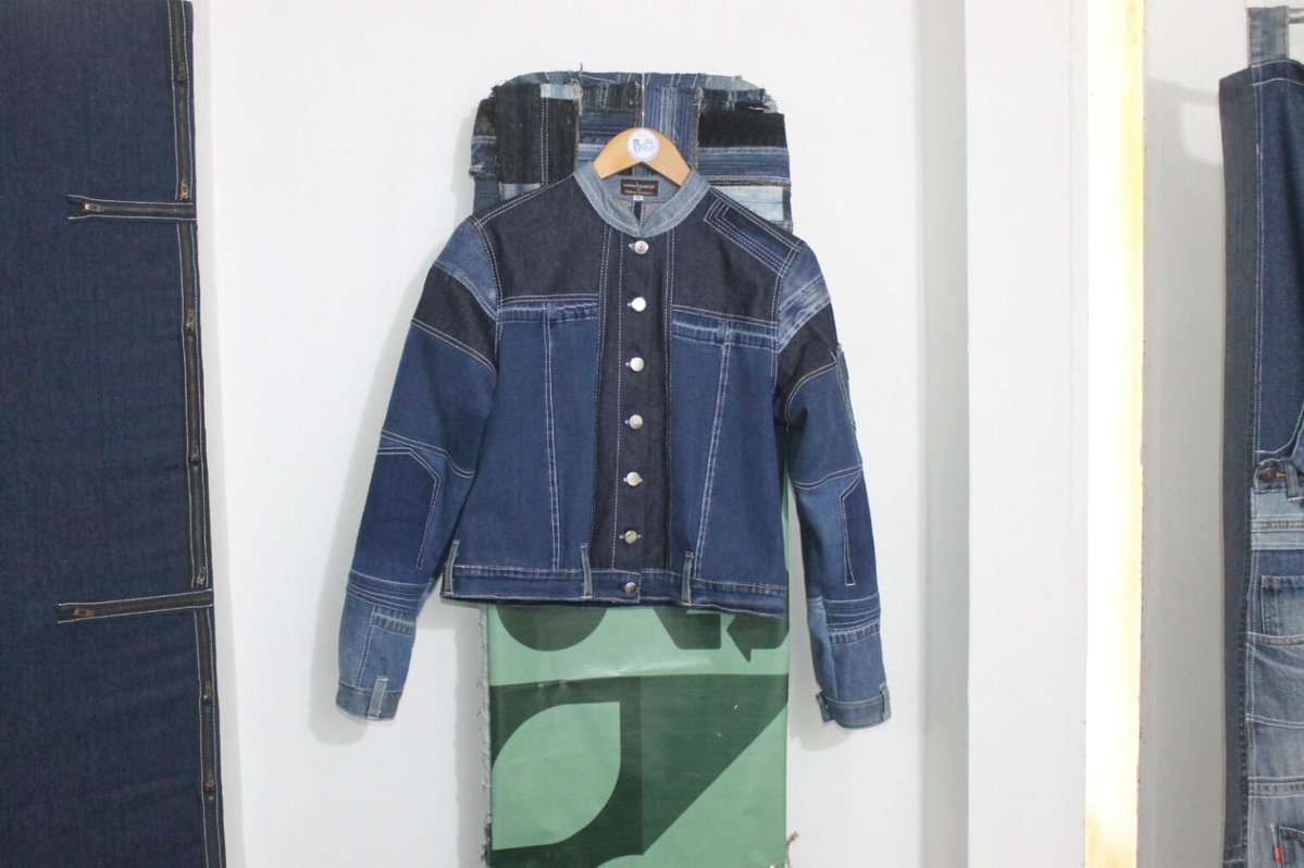 ReporteYa's tweet image. #23Abr #Zulia #Ambiente
En Maracaibo, el taller Sanoja impulsa una campaña de recolección de jeans usados para transformarlos en nuevas prendas, promoviendo la moda sustentable y el ahorro de agua en la industria textil. – @laverdadweb