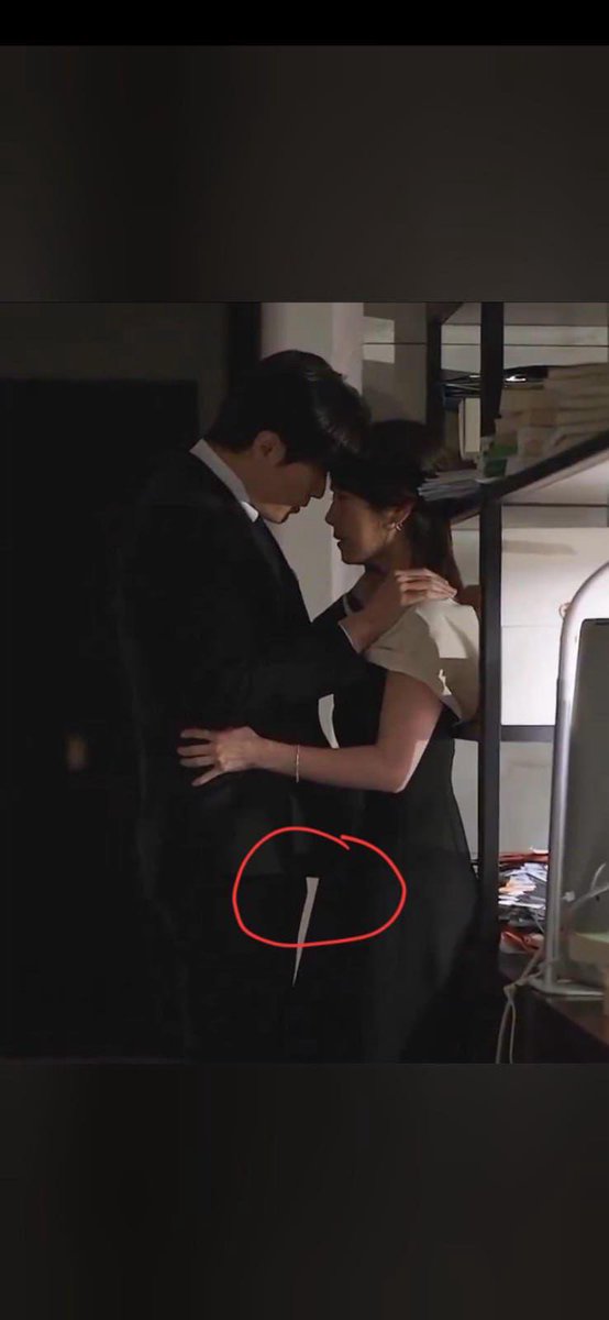 LMW_SH_SJ's tweet photo. @sloth_and_daisy @LJHHJM03131105 I mean, with someone as beautiful and sexy as HJM, I would be aroused too 😏😏😏

Now that explains why he was rubbing himself in the BR BTS.. And that hard on was so evident in the drama 😏😏😏 https://t.co/VTaeY8P23T