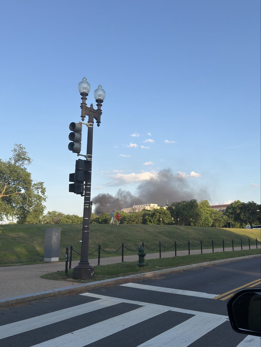 PhilBeshara's tweet photo. A lot of smoke coming from near Independence Avenue / the Mall near Capitol Hill #DC https://t.co/KnOMgR7Qkn