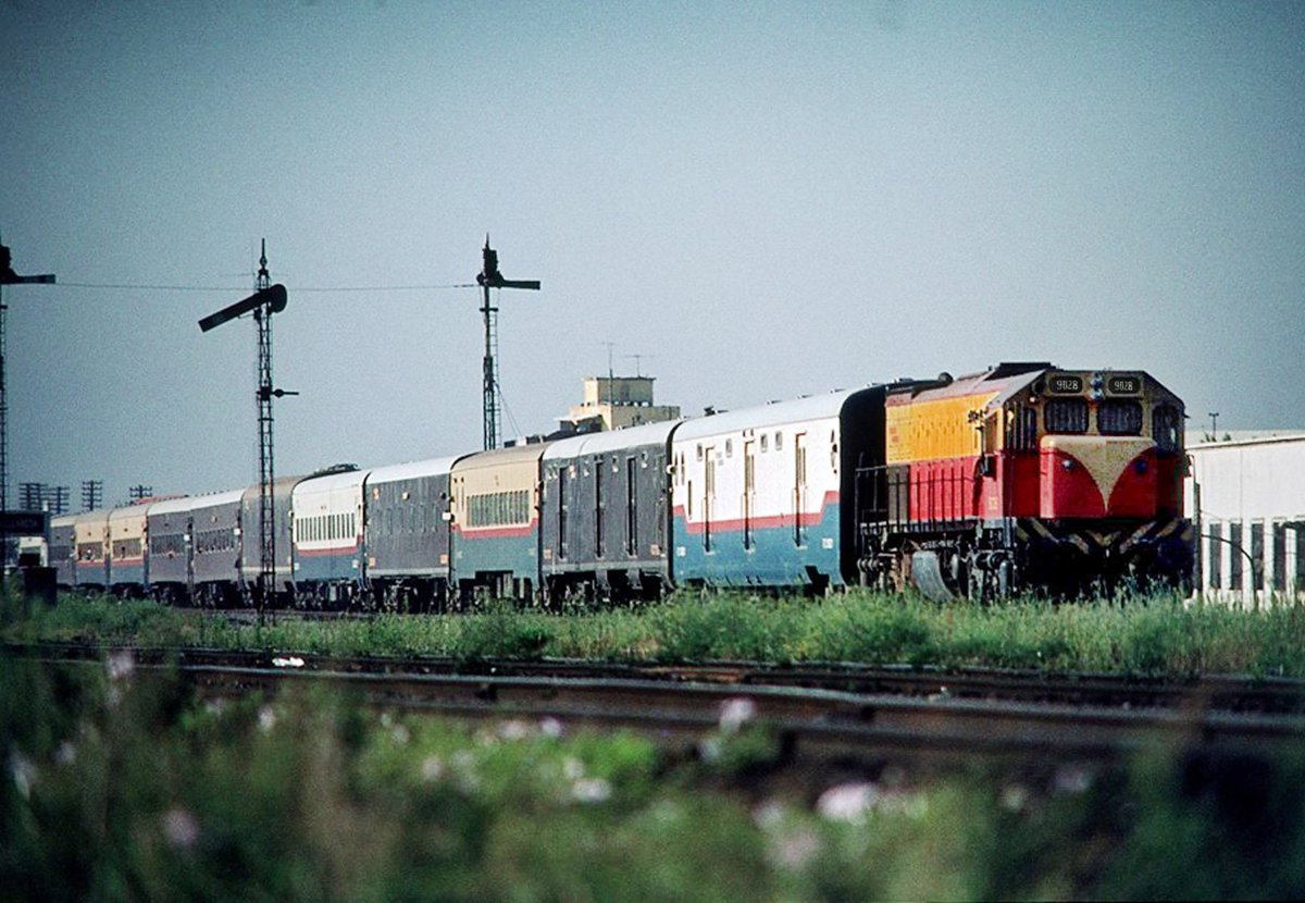 TrenesGenerales's tweet image. #tbt Tren "Estrella del Valle" rumbo a Zapala (Provincia de Neuquén) a cargo de la GT22cw 9028 por Avellaneda. Uno de los recorridos más largos para pasajeros que se cubrieron en Argentina