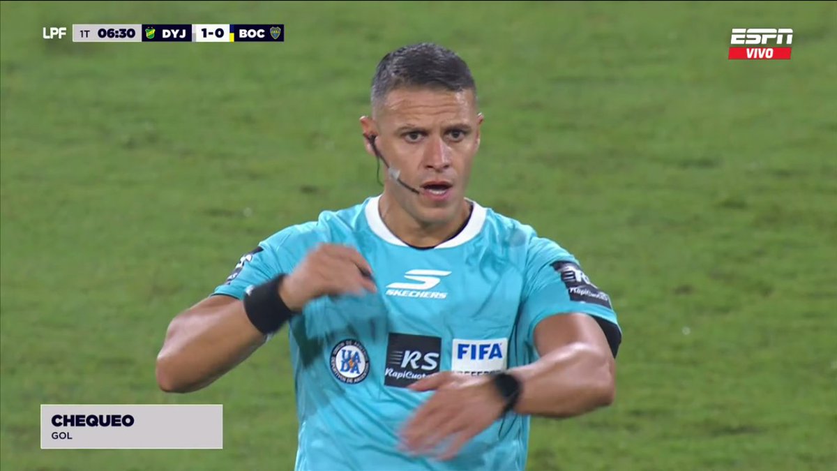 la12tuittera's tweet image. 8' AHORA | Por indicación del VAR Trucco, ANULADO el gol de Defensa y Justicia por OFFSIDE.