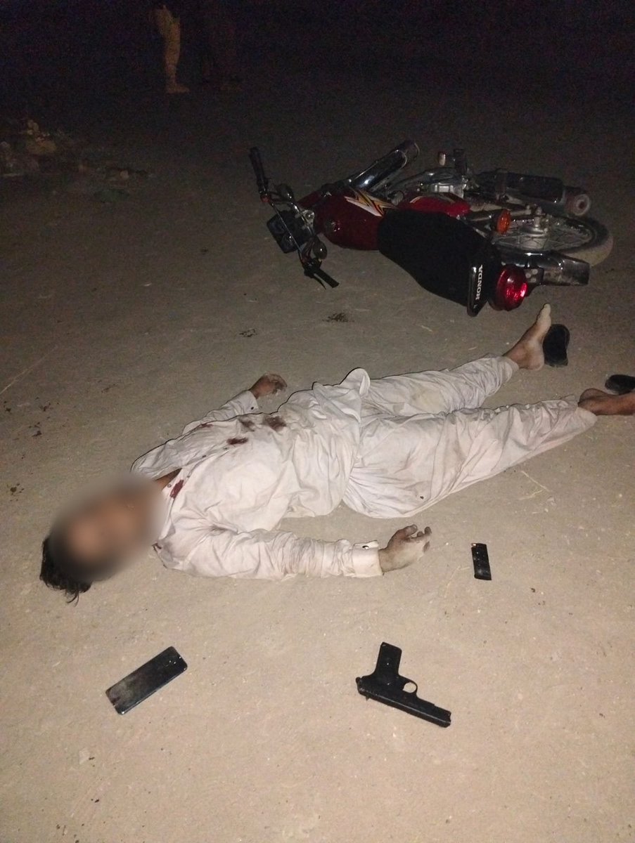 KarachiPolice_'s tweet image. شاہراہِ نور جہاں میں پولیس مقابلہ، ایک ڈاکو ہلاک، چھینی گئی موٹرسائیکل، پستول اور دیگر سامان برآمد، شناخت جاری۔
#Karachi #PoliceEncounter #CrimeNews