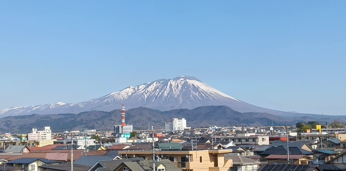 今朝の岩手山。
鷲の姿がまだくっきりと見えている。