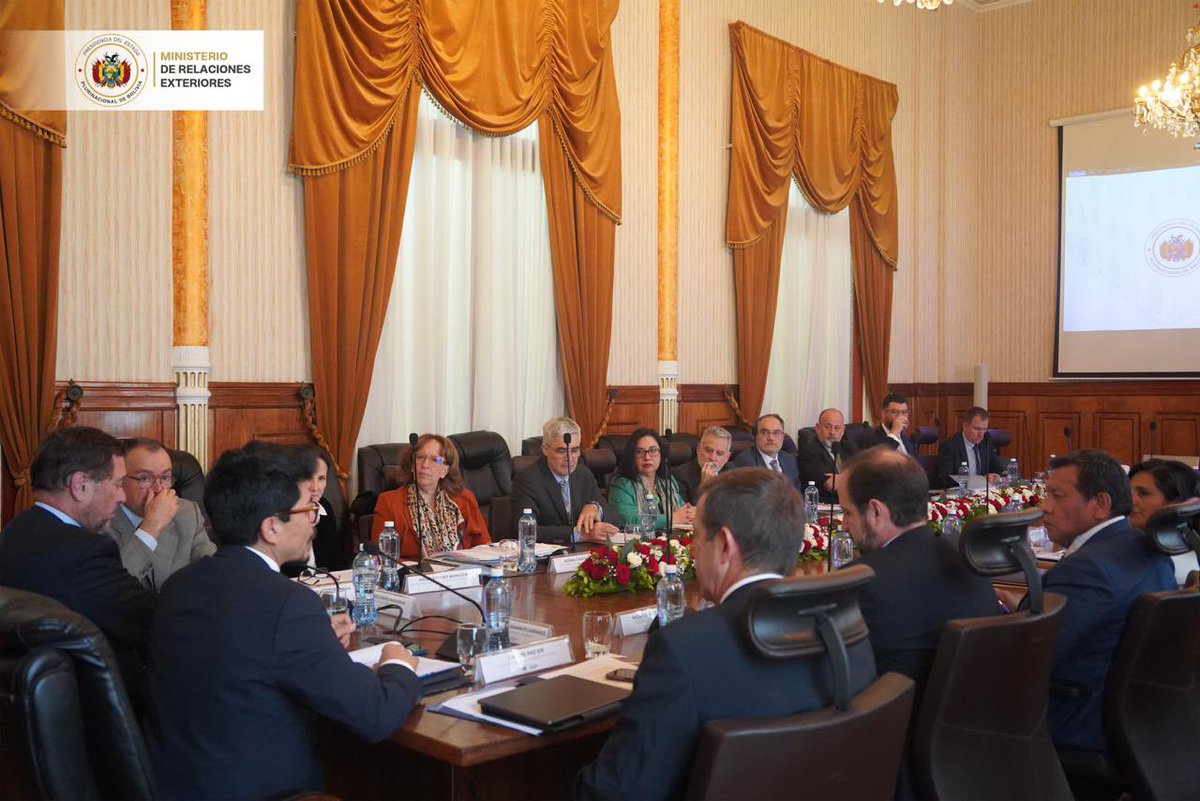 MRE_Bolivia's tweet image. Bolivia y Chile avanzan en una nueva etapa de relacionamiento bilateral. 🇧🇴🇨🇱
En reunión plenaria, cancilleres y delegaciones abordaron una amplia agenda de interés mutuo y definieron una hoja de ruta para avanzar en los temas tratados.
#Bolivia #Chile #Diplomacia #Bilaterales