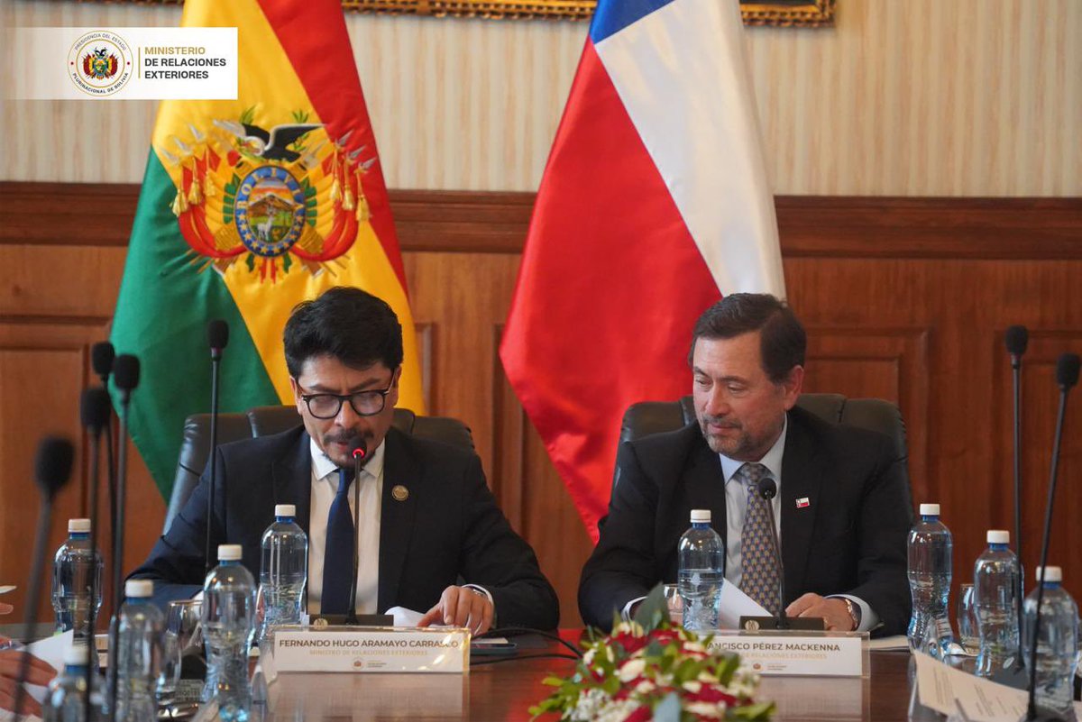 MRE_Bolivia's tweet image. Bolivia y Chile avanzan en una nueva etapa de relacionamiento bilateral. 🇧🇴🇨🇱
En reunión plenaria, cancilleres y delegaciones abordaron una amplia agenda de interés mutuo y definieron una hoja de ruta para avanzar en los temas tratados.
#Bolivia #Chile #Diplomacia #Bilaterales