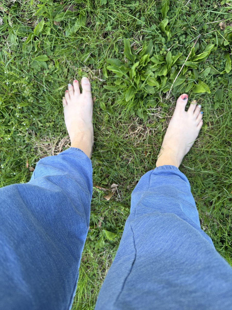 throwaway7101's tweet photo. Taking a barefoot walk after dinner is always so relaxing. Ignore my toes they need done. Anyone want to help me get them done I’ll reward you 😘. #dirtyfeet #dirtysoles #milf #milffeet #onlyfans. Stay tuned I have some special content coming out soon. https://t.co/9DPviqvvqu