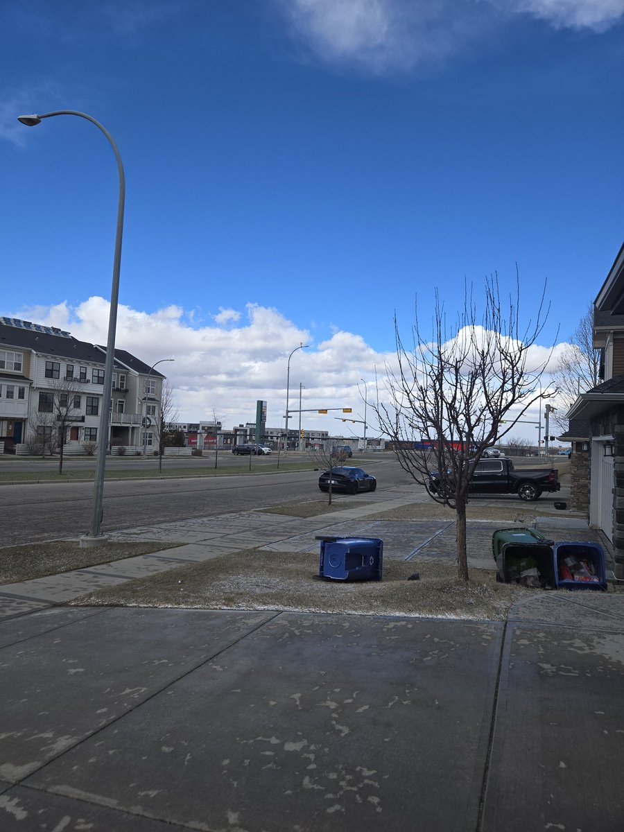 CGY_Anand's tweet image. Blast of snow (left) v. 2 minutes drive later (right) near my house. 

#yyc weather is so surprising! 🤯

That wind gusts is heavy though! Be safe out there! 

#yycweather #ABweather #FoolsSpring