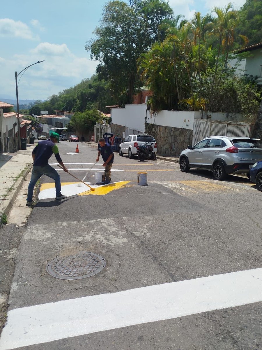AlcaldiaBaruta's tweet photo. Nuestras cuadrillas de #AcciónInmediata continuaron realizando labores de:
🍃Desmalezado y limpieza:
📍Urb. #LasMercedes
📍Urb. #AltoPrado
🚦Demarcación:
📍Av. #SantaSofia
🍃Remoción de Poste Caído:
📍Urb. #Caurimare https://t.co/hdwRmWWCy3