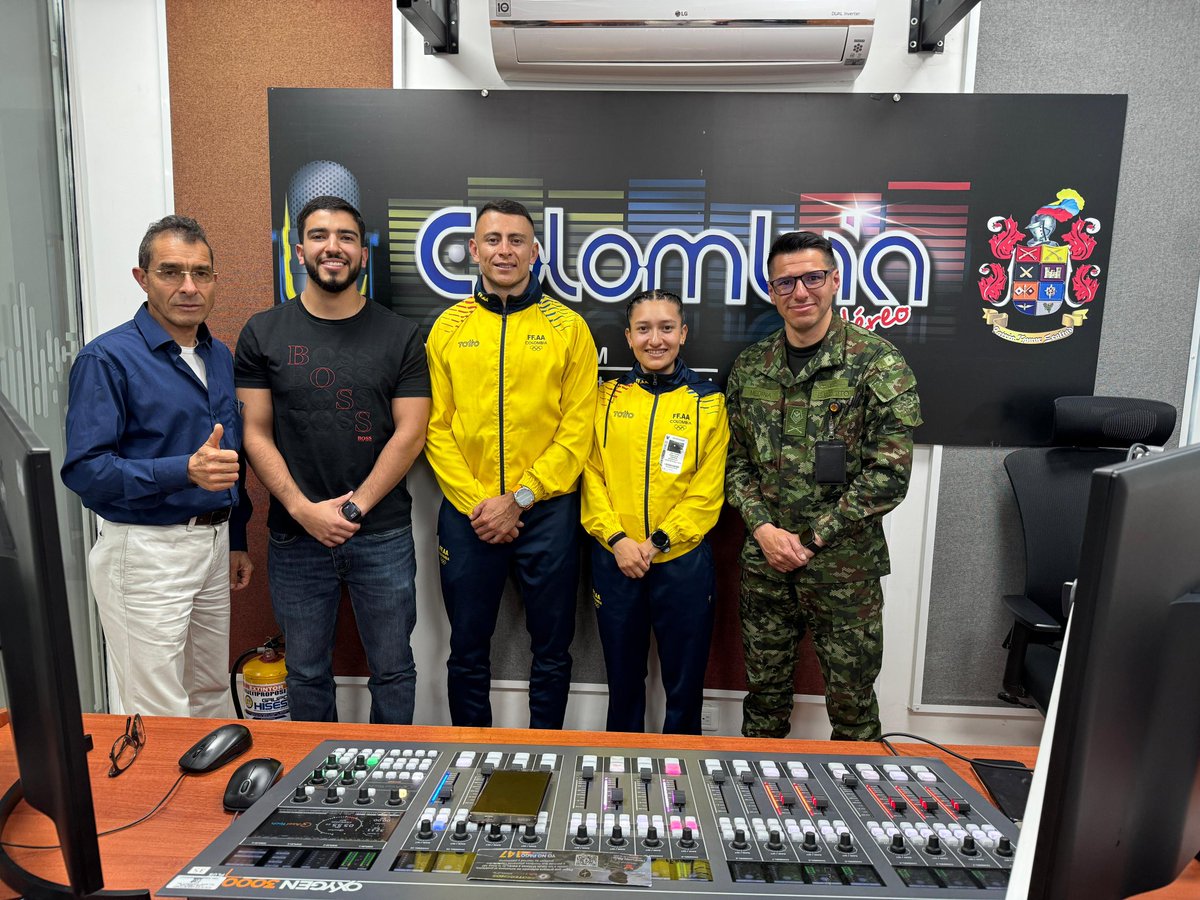 emisoraejercito's tweet photo. Nos visitaron la teniente Leidy Tatiana Rivera Silva y el capitán Heberth Darío Gómez, de la #LigaDeAtletismo, quienes compartieron su experiencia  representando a las @FuerzasMilCol y @PoliciaColombia  resaltando el deporte  para la juventud del país.
#ElDeporteEsVida https://t.co/fqjSkazYfX