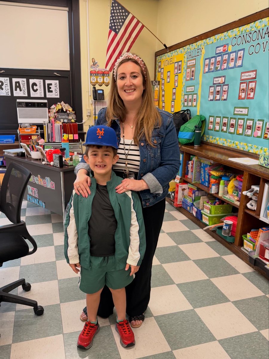 MrsMoschella's tweet photo. Bringing my boy to work today was everything 💙
So proud to show Dom what I love to do every day 🍎✨ Thank you @Dr_Alfonso17 and @Dr_DEliaHR for allowing us this opportunity! #ProudMom #TakeYourKidToWorkDay @S5_Belleville https://t.co/Snga98aTkI