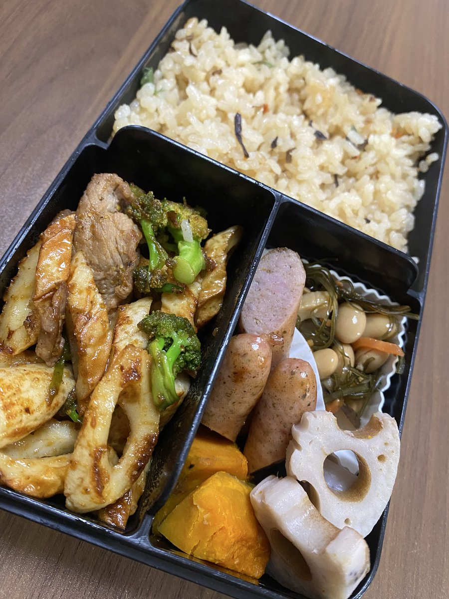 4/23 4/24
ハンバーグ、蓮根餅、卵焼き🍱
五目ご飯、ちくわ炒め、昆布煮、バジルソーセージ、温野菜🍱

三男風邪ひきまして、バタバタしていました🤧解熱して安心です！

#旦那弁当 #お弁当作り楽しもう部