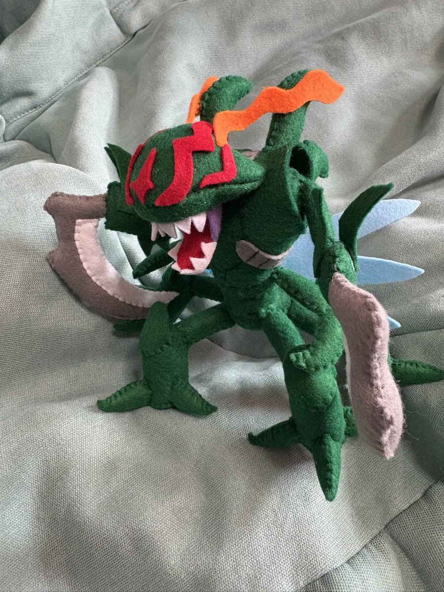 xRCnmKPsVaJyQWH's tweet photo. デジモンのスナイモンが完成しました。ビートブレイクでスコピオモンの進化前なのと昆虫系は好きなので作りました。
#ぬいぐるみ　#フェルト　#デジモン　#digimon https://t.co/ZrPlujZPKi