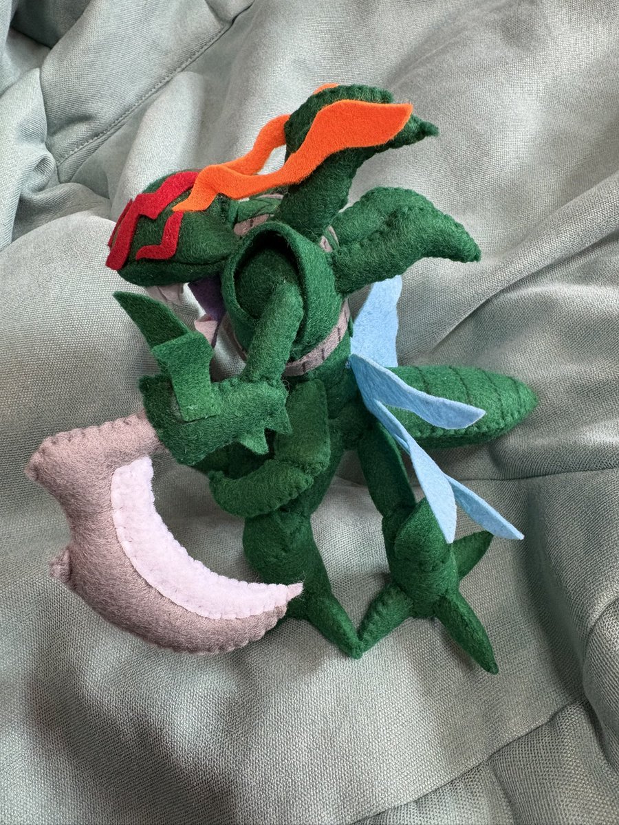 xRCnmKPsVaJyQWH's tweet photo. デジモンのスナイモンが完成しました。ビートブレイクでスコピオモンの進化前なのと昆虫系は好きなので作りました。
#ぬいぐるみ　#フェルト　#デジモン　#digimon https://t.co/ZrPlujZPKi