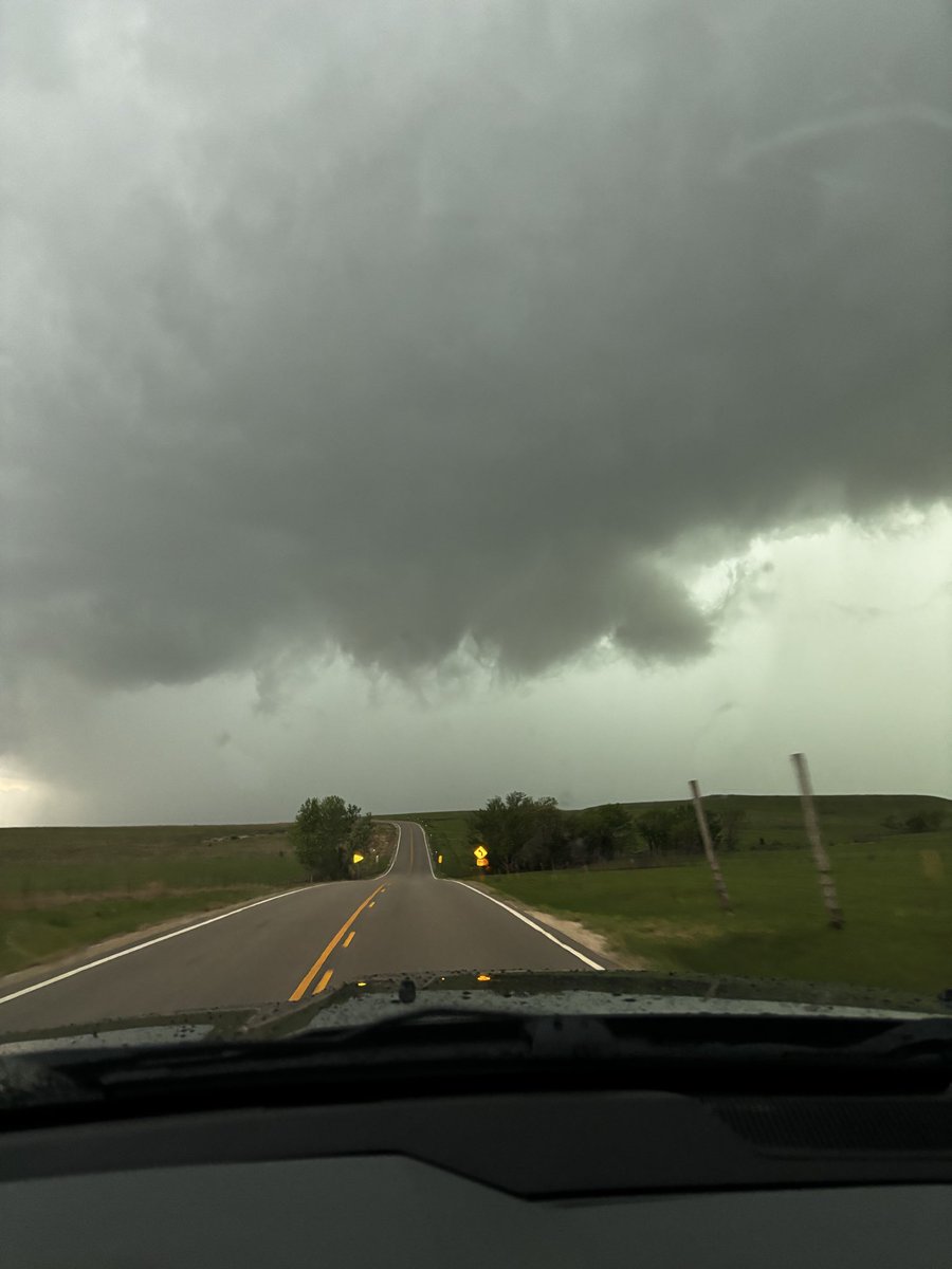 Paulynh08's tweet photo. Tornado hwy 99 at the Eskridge turn off 1807 hrs. Took this before it came down
Had no cell service @NWSTopeka https://t.co/LxKtMLKzx7