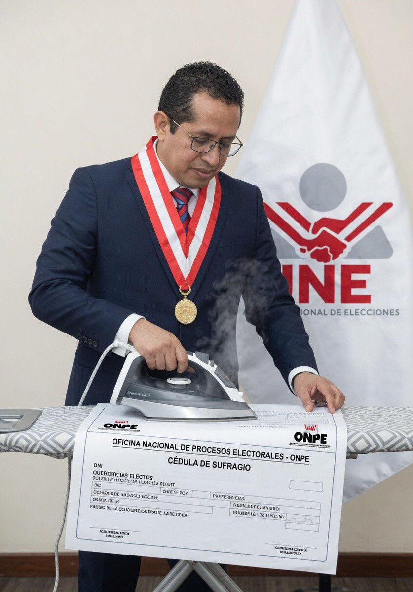 PonPlay's tweet photo. Por qué son mal pensados? Las cédulas sí estaban dobladas pero el señor hace su trabajo! 
@JNE_Peru @ONPE_oficial @wilbermedinab @rlopezaliaga1 #FRAUDE 
#EleccionesComplementariasYA https://t.co/OFCduoofFC