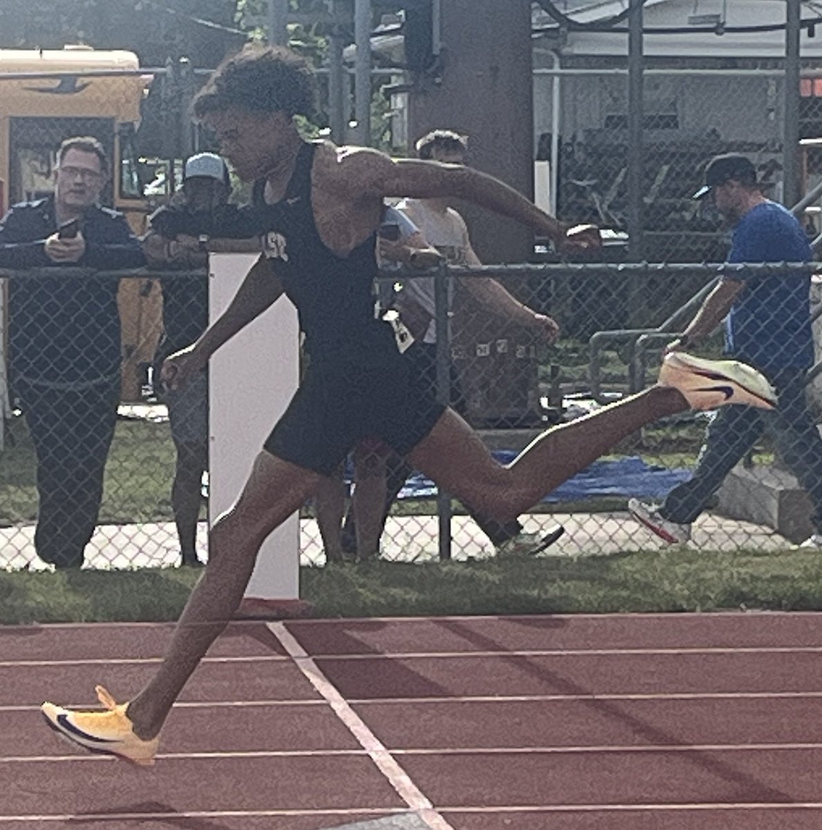 LSEAthletics's tweet photo. Niles Medcalf breaks the Harold Scott Meet Record in the 400M with a time of 47.11 💨 @LSEKNIGHTSTF https://t.co/HXsaaWuhAm