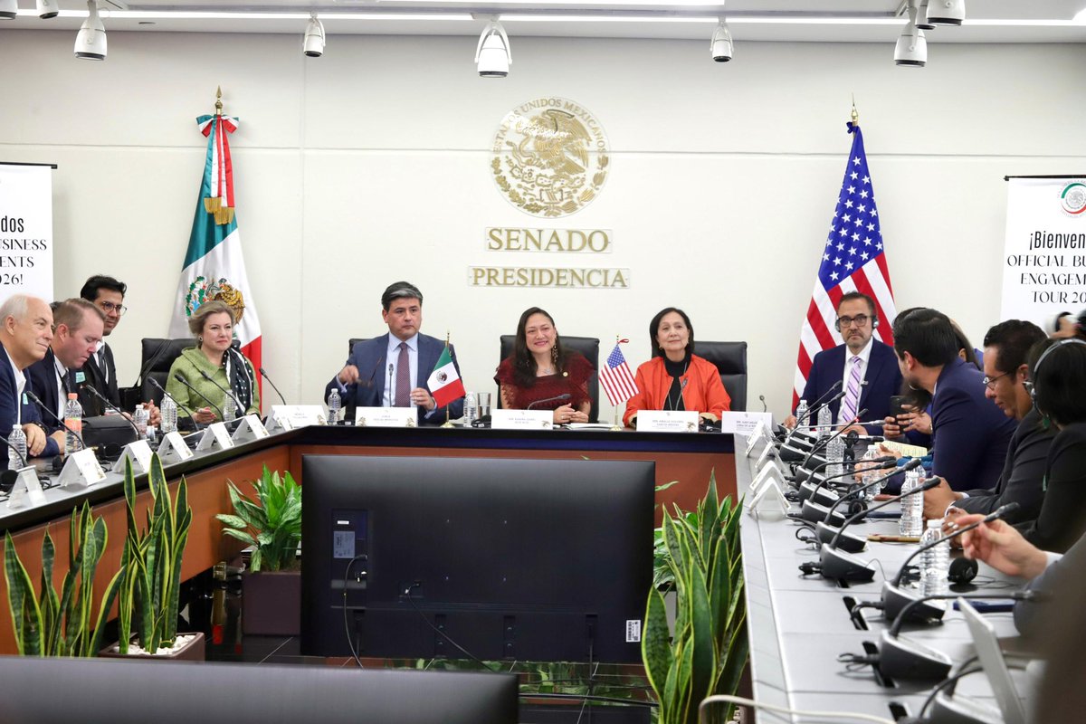 karina_migrante's tweet photo. Muy contenta de recibir en el @senadomexicano, junto a mis compañeras y compañeros senadores @JuanCLoera_ y @amaliagarciamx, al Cónsul General de México en Phoenix, @jorgem_yescas, así como a integrantes de @azhcc, @PrimeraCG y del sector privado de Arizona, quienes realizaron una visita a nuestro país. 🇲🇽🤝🇺🇸

Durante el encuentro dialogamos sobre la relación entre México y Arizona, los retos y aportaciones de la comunidad migrante, así como el intercambio comercial; en este espacio resalté la importancia de abordar estos temas desde la cooperación, ya que esto permite generar beneficios para nuestras comunidades en ambos lados de la frontera.🏜️

Por ello, es fundamental seguir impulsando espacios que fortalezcan la cooperación binacional, el desarrollo económico y el bienestar compartido.