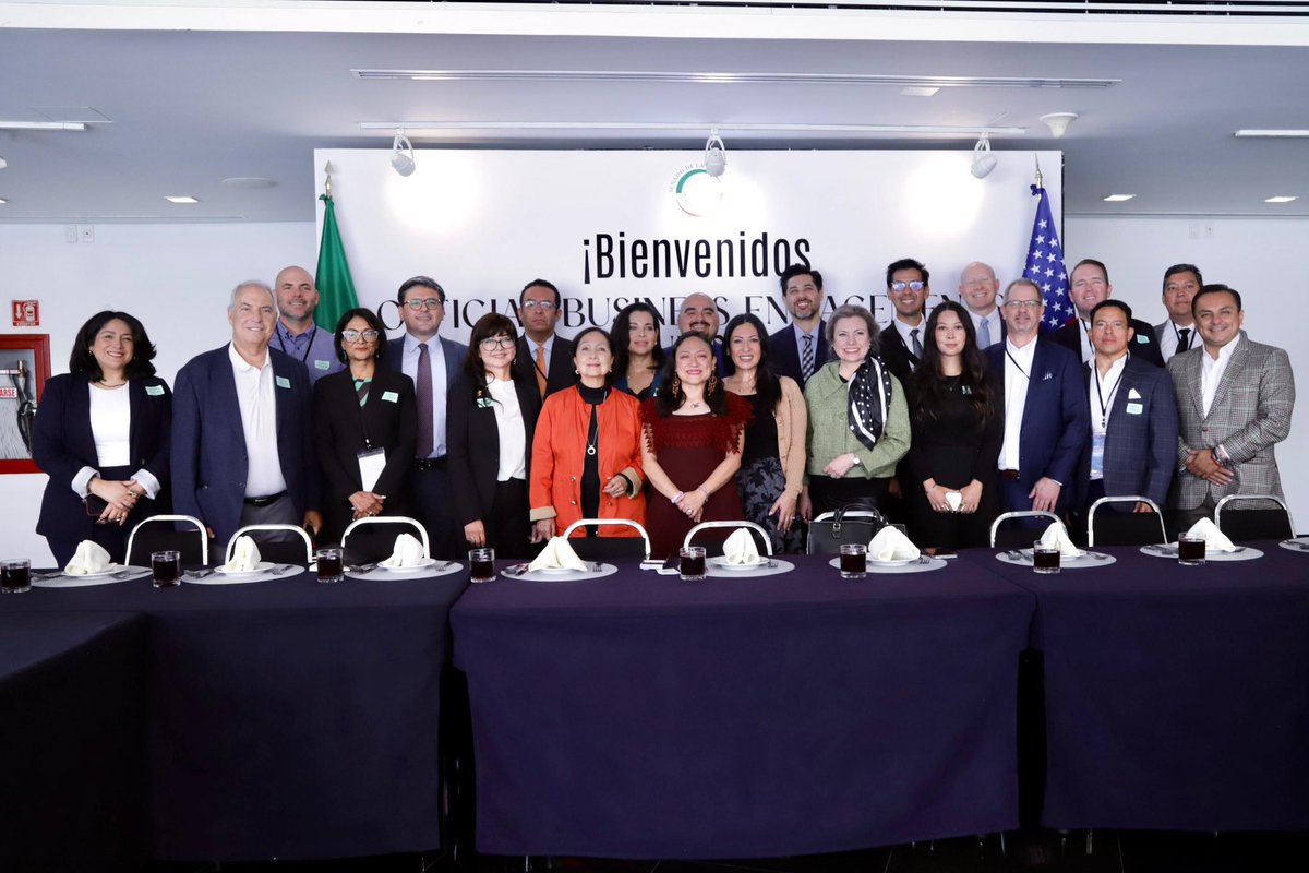 karina_migrante's tweet photo. Muy contenta de recibir en el @senadomexicano, junto a mis compañeras y compañeros senadores @JuanCLoera_ y @amaliagarciamx, al Cónsul General de México en Phoenix, @jorgem_yescas, así como a integrantes de @azhcc, @PrimeraCG y del sector privado de Arizona, quienes realizaron una visita a nuestro país. 🇲🇽🤝🇺🇸

Durante el encuentro dialogamos sobre la relación entre México y Arizona, los retos y aportaciones de la comunidad migrante, así como el intercambio comercial; en este espacio resalté la importancia de abordar estos temas desde la cooperación, ya que esto permite generar beneficios para nuestras comunidades en ambos lados de la frontera.🏜️

Por ello, es fundamental seguir impulsando espacios que fortalezcan la cooperación binacional, el desarrollo económico y el bienestar compartido.