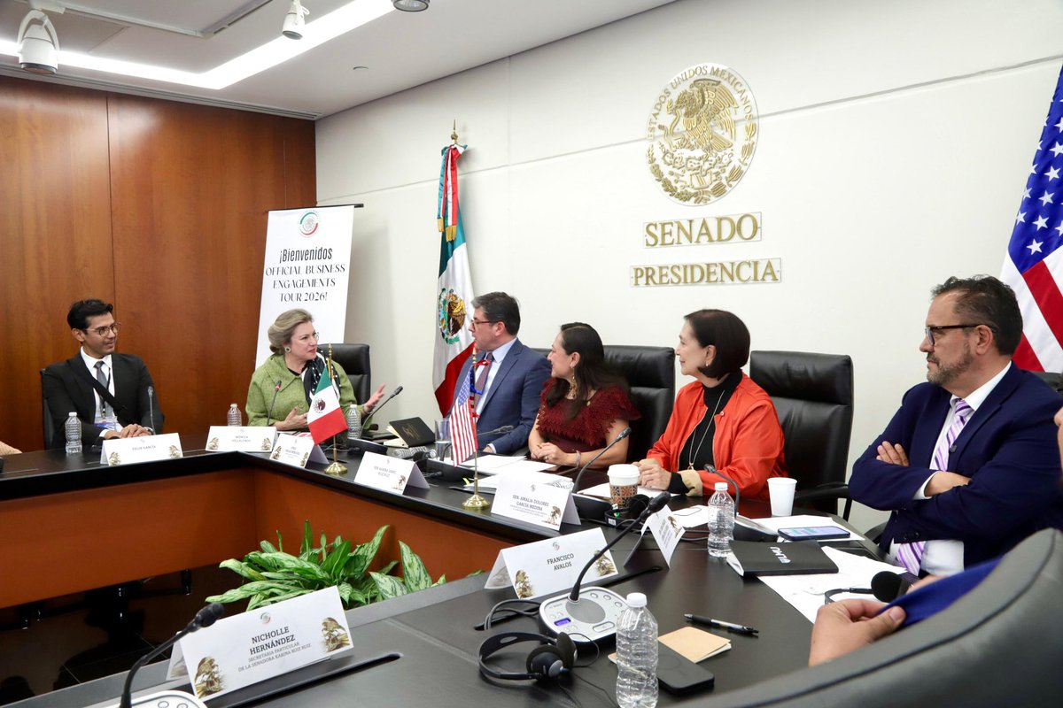 karina_migrante's tweet photo. Muy contenta de recibir en el @senadomexicano, junto a mis compañeras y compañeros senadores @JuanCLoera_ y @amaliagarciamx, al Cónsul General de México en Phoenix, @jorgem_yescas, así como a integrantes de @azhcc, @PrimeraCG y del sector privado de Arizona, quienes realizaron una visita a nuestro país. 🇲🇽🤝🇺🇸

Durante el encuentro dialogamos sobre la relación entre México y Arizona, los retos y aportaciones de la comunidad migrante, así como el intercambio comercial; en este espacio resalté la importancia de abordar estos temas desde la cooperación, ya que esto permite generar beneficios para nuestras comunidades en ambos lados de la frontera.🏜️

Por ello, es fundamental seguir impulsando espacios que fortalezcan la cooperación binacional, el desarrollo económico y el bienestar compartido.
